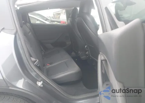 2023 Tesla Model Y Awd/Long Range Dual Motor All-Wheel Drive z USA, uszkodzony, nr VIN 7SAYGDEE8PF853318